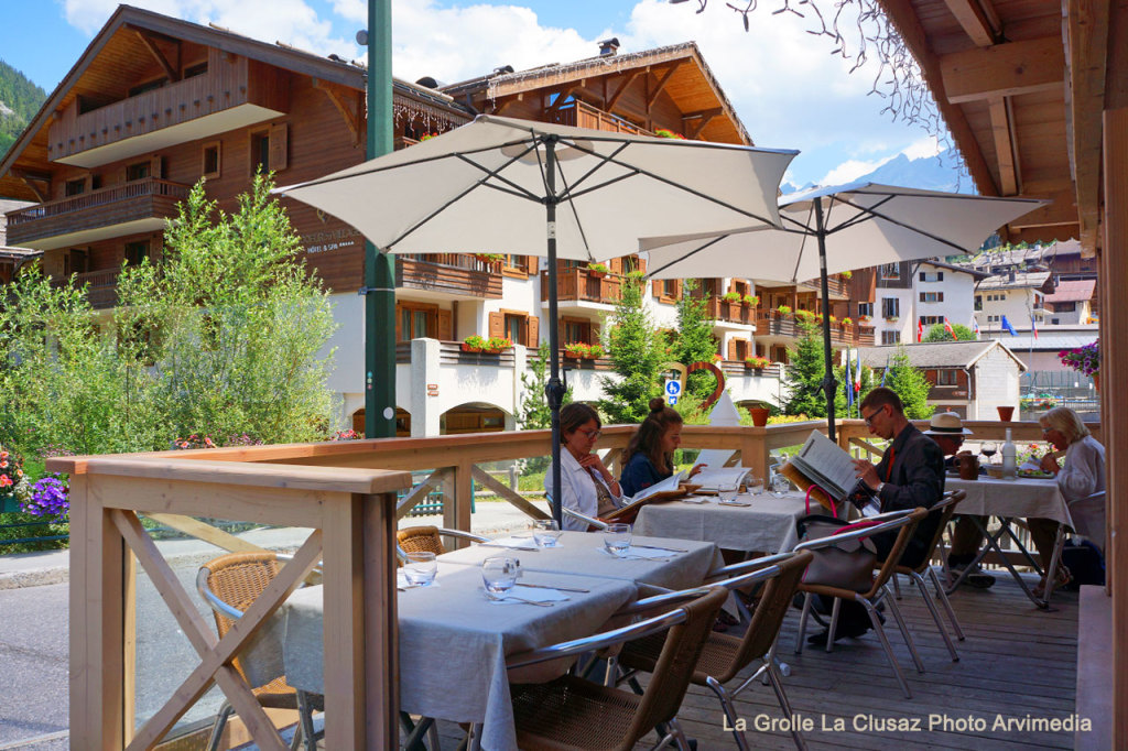 jolie terrasse au bord de la rivière avec vue sur la chaine des Aravis. pour les fumeurs la terrasse est chauffée. photo arvimedia