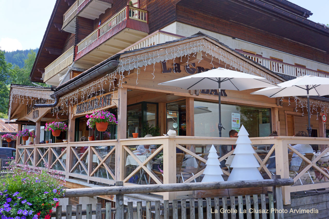 le restaurant ressemble à un chalet de montagne aussi bien à l'extérieur qu'à l'intérieur ambiance chaleureuse et festive